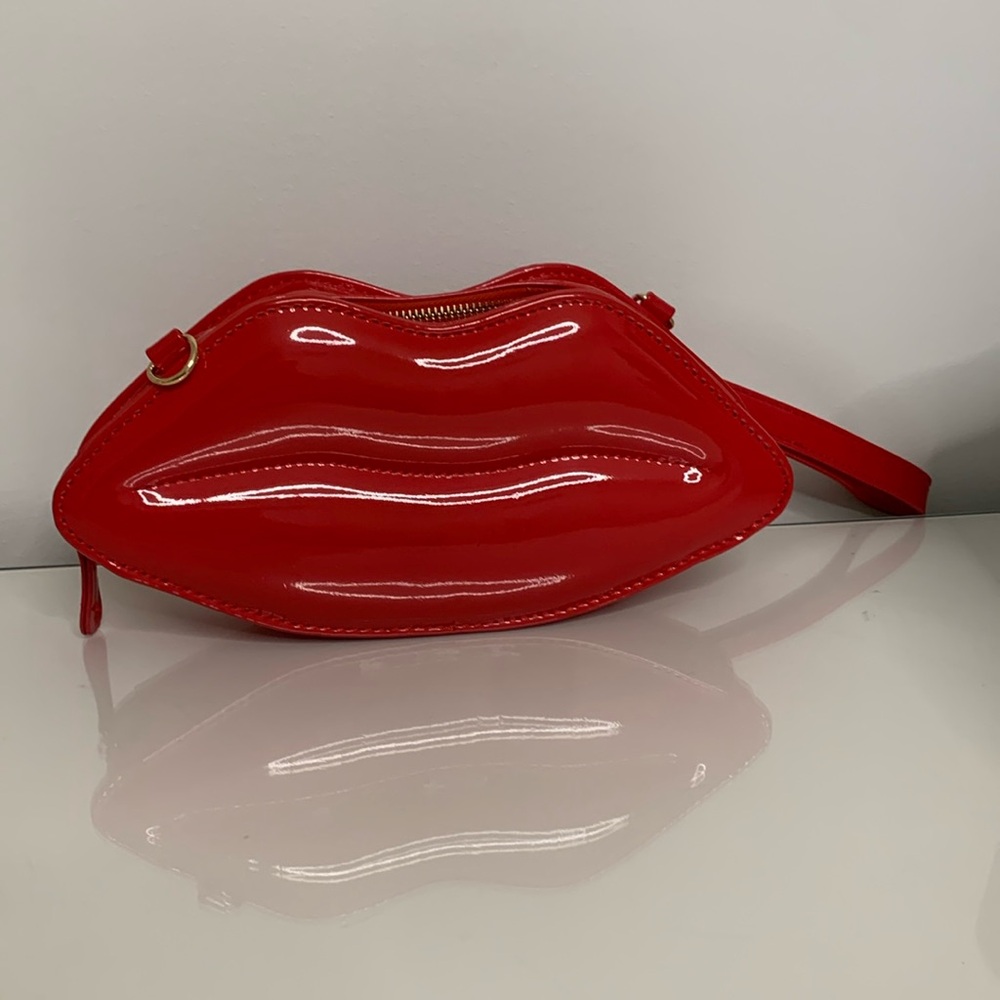 Lip shaped clutch